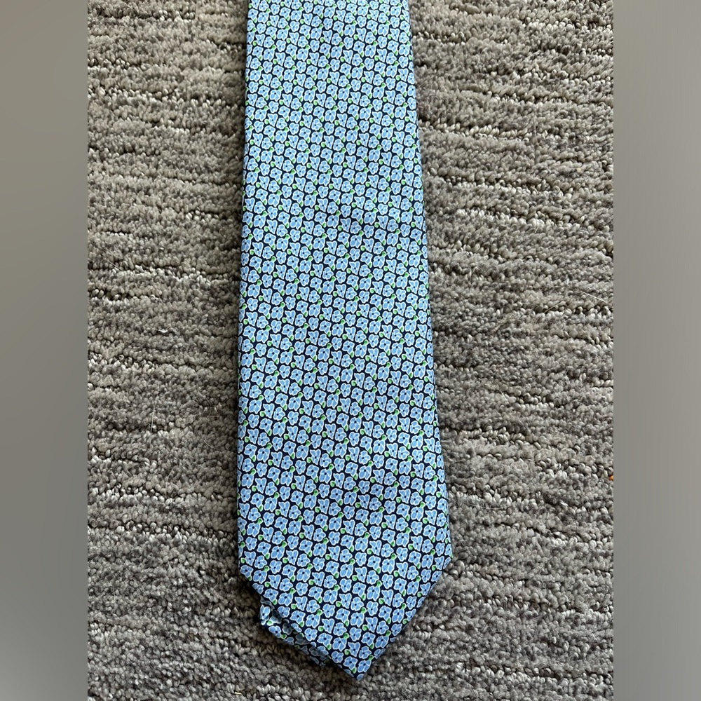 VINEYARD VINES BLUES FLOWERS TIE. GREAT CONDITION SUPER CUTE.